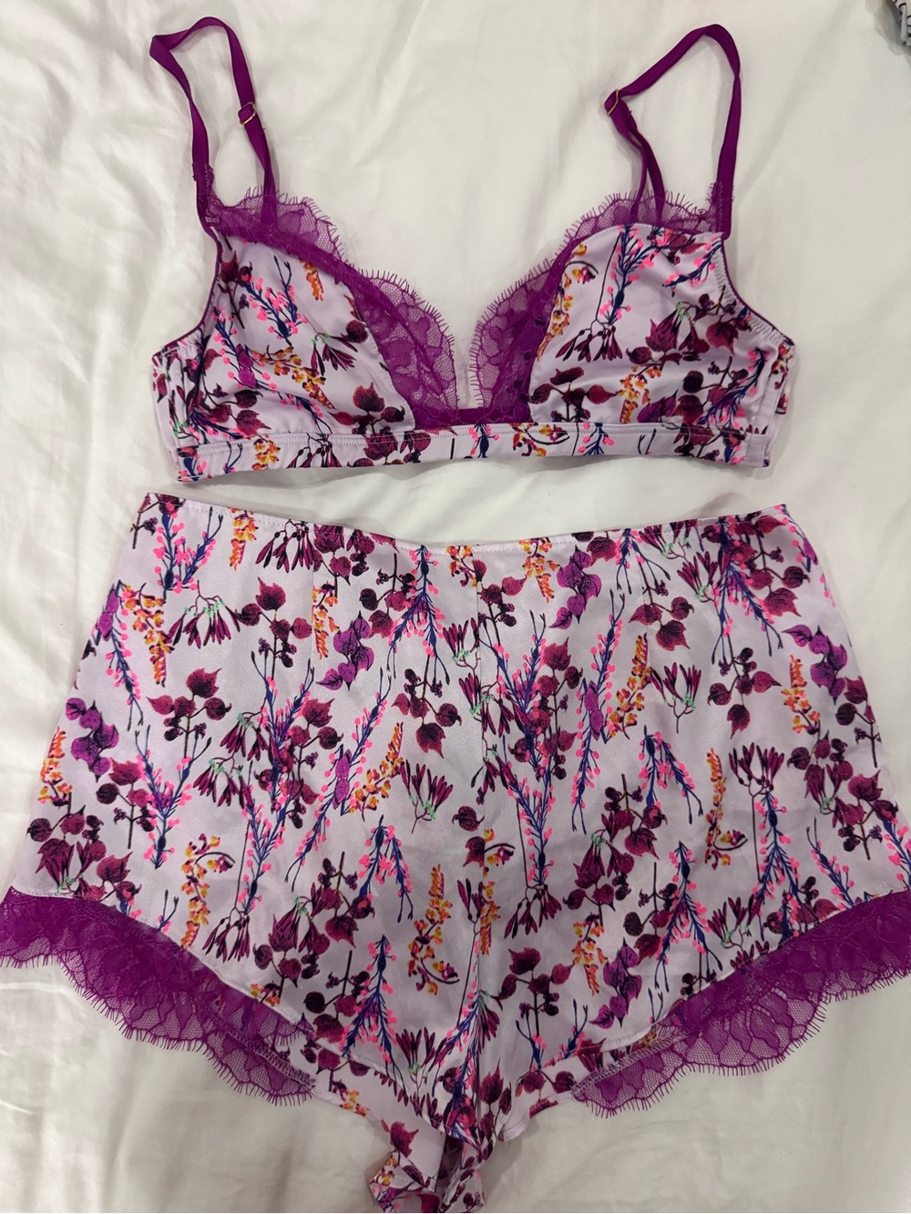 Victorias Secret Floral Lace-Trim Bralette & Short Set in Lavender Purple